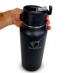 Person pressing a button to open the thermos Cebador quick open lid